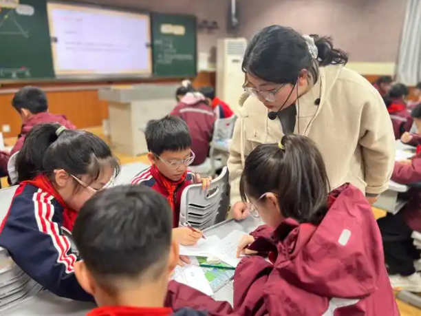 接受知识而是主动去探究去验证去发现生活中的数学之美