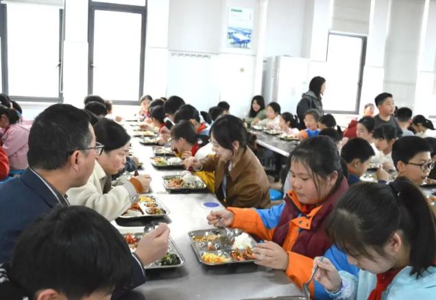 饮食观念是在家庭的饮食习惯和教育理念的影响下潜移默化形成 饮食观念是在家庭的饮食习惯和教育理念的影响下潜移默化形成